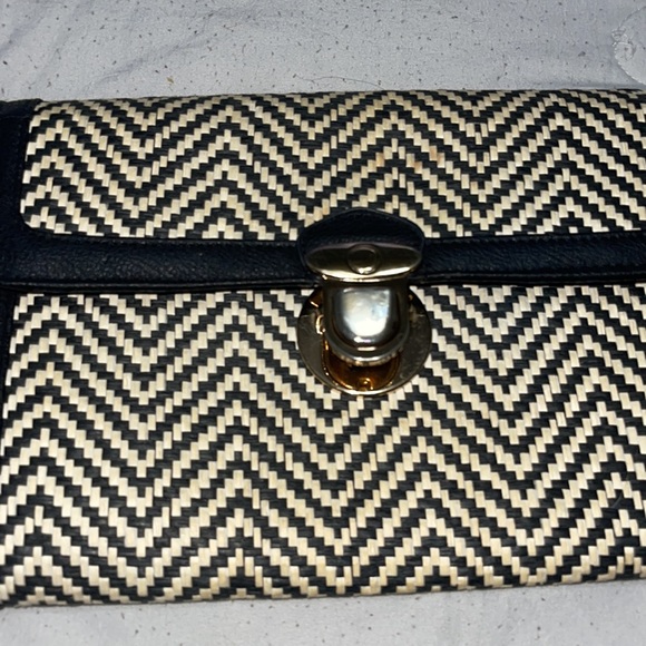 Woven summer straw bag with chain strap. - Picture 7 of 7